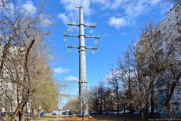 Построили ЛЭП над детской площадкой в Южном Тушино