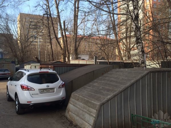 Стоянка из гаражей-ракушек у дома 6 по Маломосковской улице
